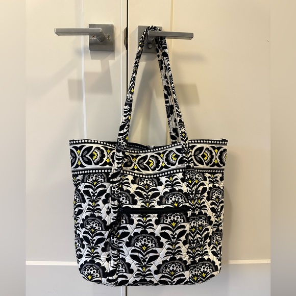 Vera Bradley Vera in Fanfare pattern - Picture 2 of 4